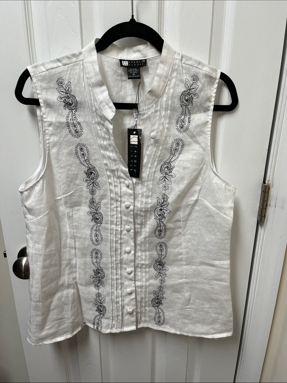 Carole Little White Sleeveless Embroidered Button-Front Top